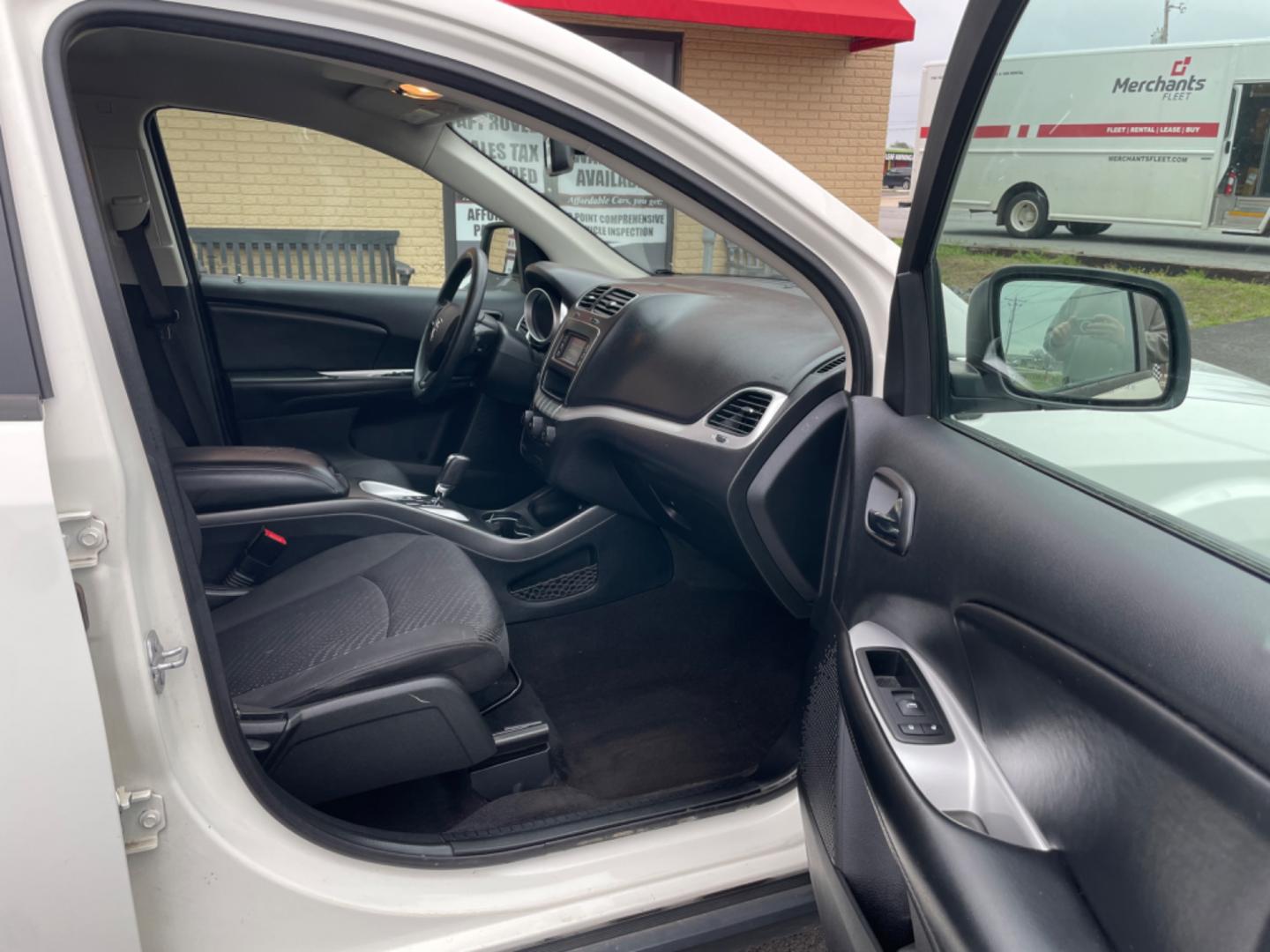 2018 White Dodge Journey (3C4PDCAB1JT) with an 4-Cyl, 2.4 Liter engine, Automatic, 4-Spd w/AutoStick transmission, located at 8008 Warden Rd, Sherwood, AR, 72120, (501) 801-6100, 34.830078, -92.186684 - Photo#8